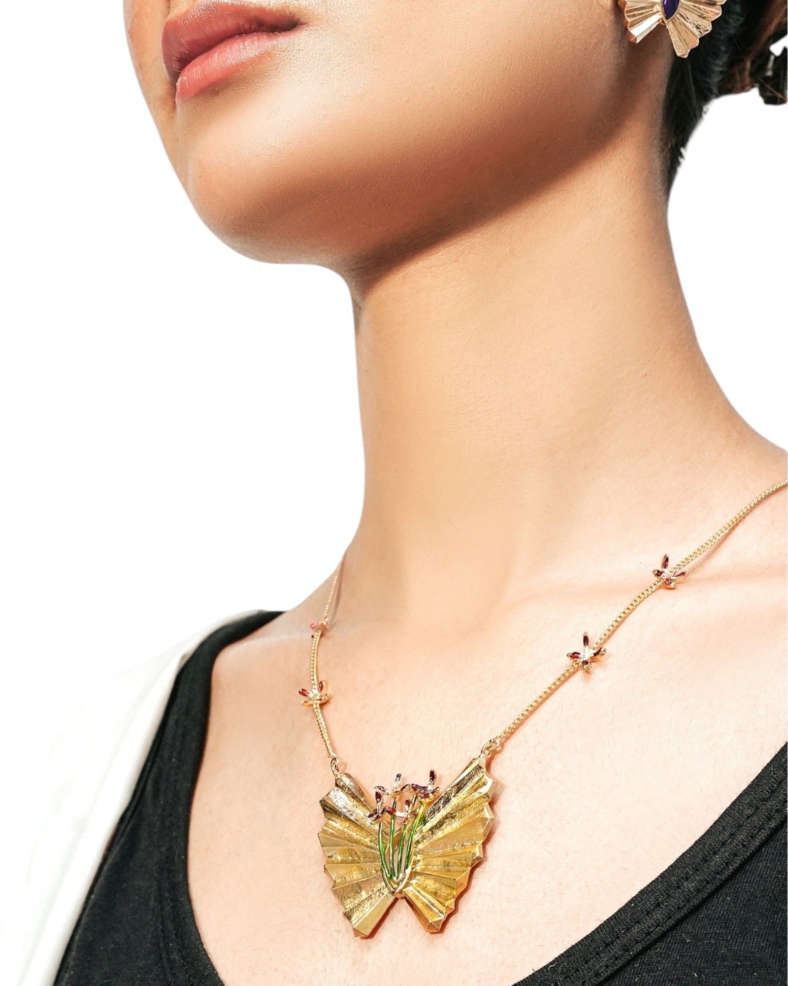 Model wearing Flora Pendant from SU Jewelry’s Soffio Collection

