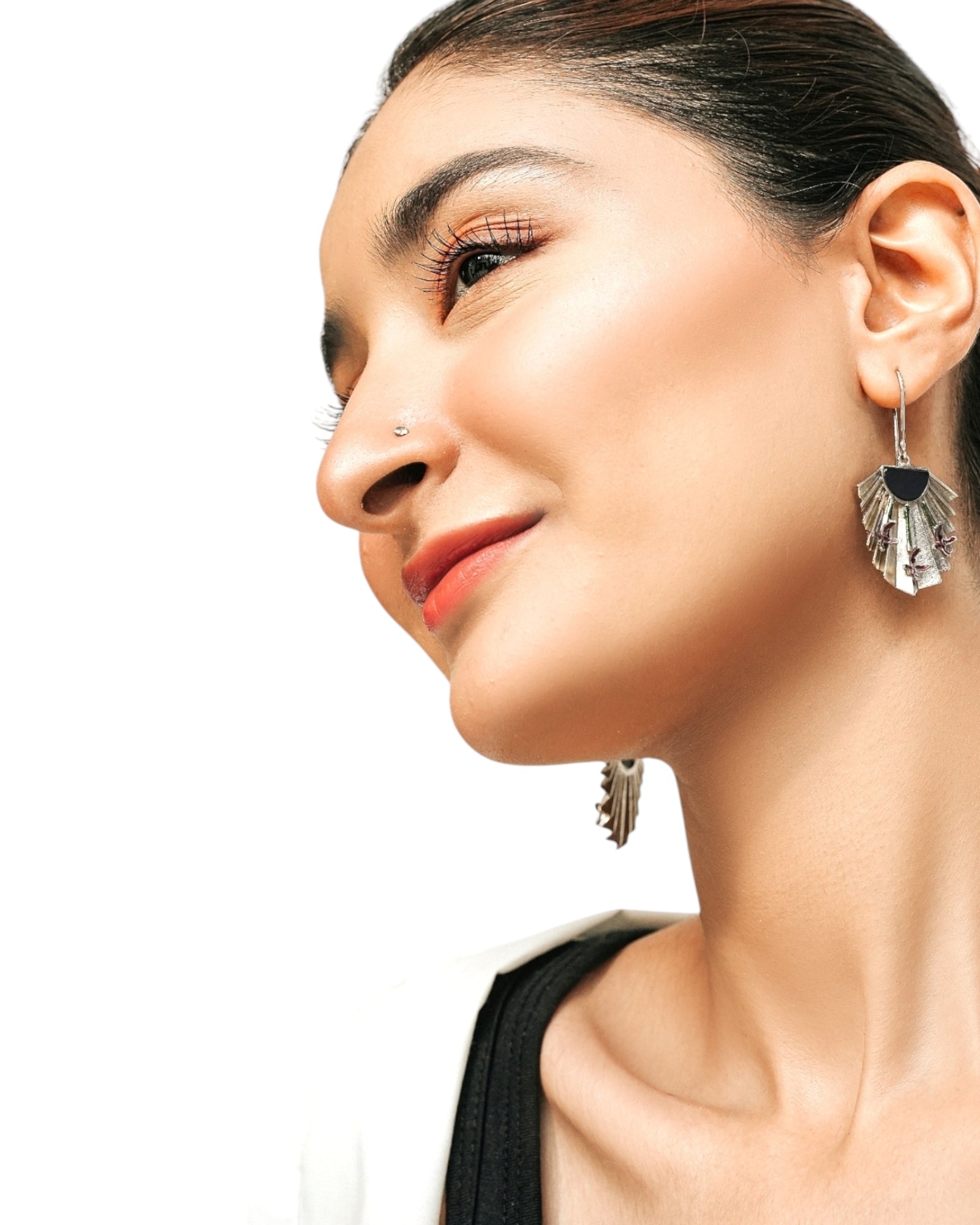Model wearing Nero Argento Earrings from SU Jewelry’s Soffio Collection

