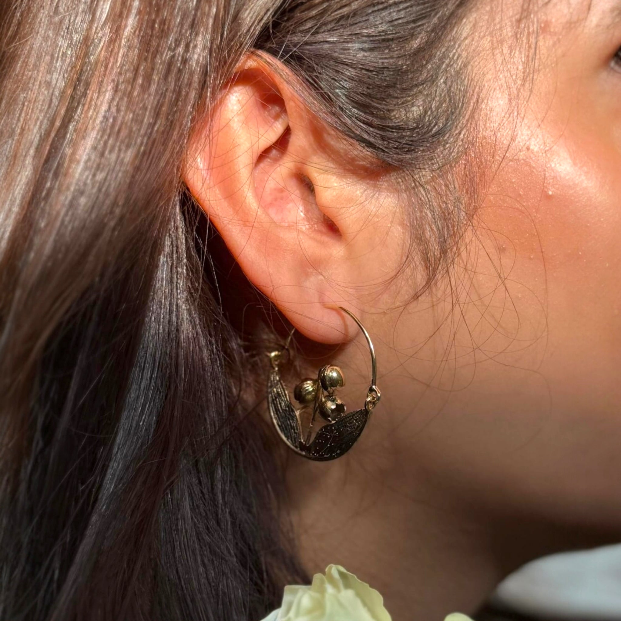 SU Jewelry Circle of Lily Hoops – Nature-Inspired Silver Hoops for Women

