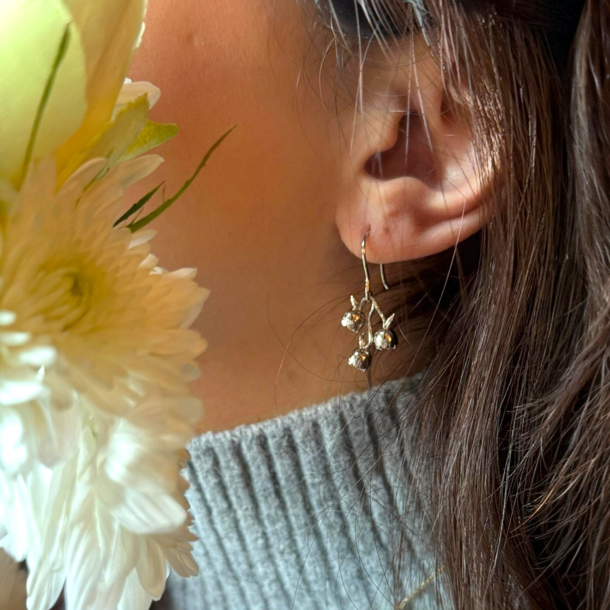 "SU Jewelry Lily Drop Earrings – Botanical Design in Silver"

