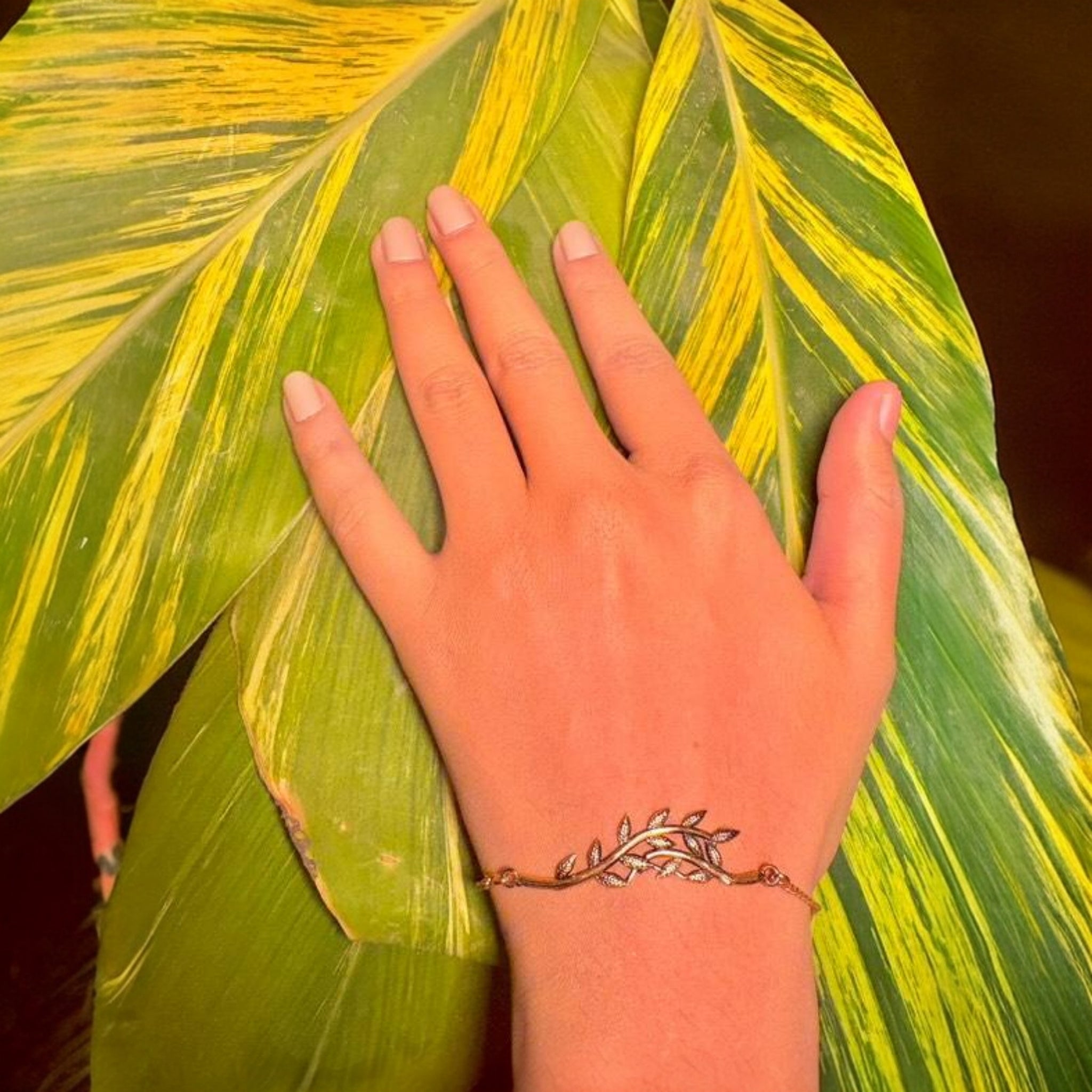 "SU Jewelry Celestia Bracelet – Elegant Silver Floral Design"

