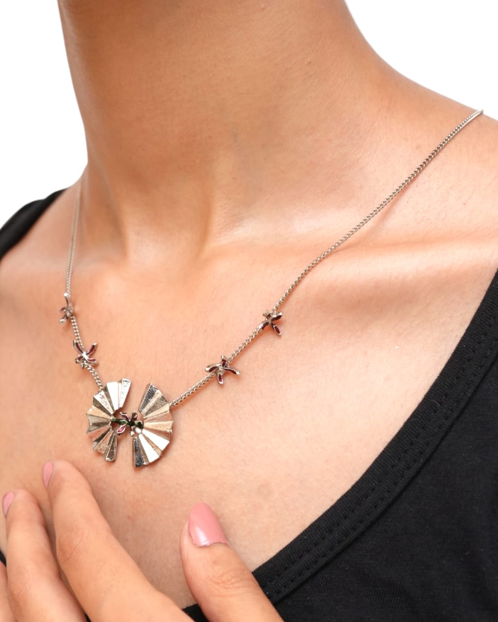 Model wearing Argento Pendant from SU Jewelry’s Soffio Collection

