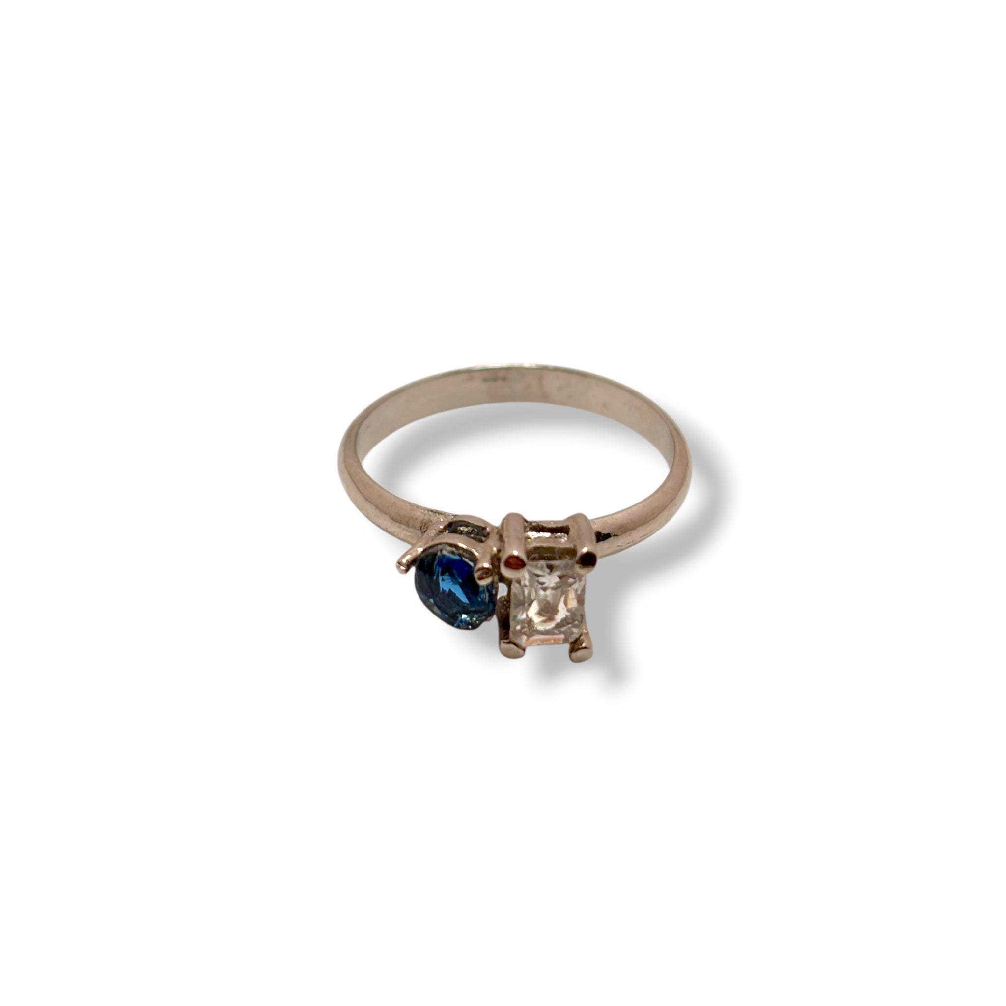 Blue Fizz Ring with blue and white stones in toi et moi design

